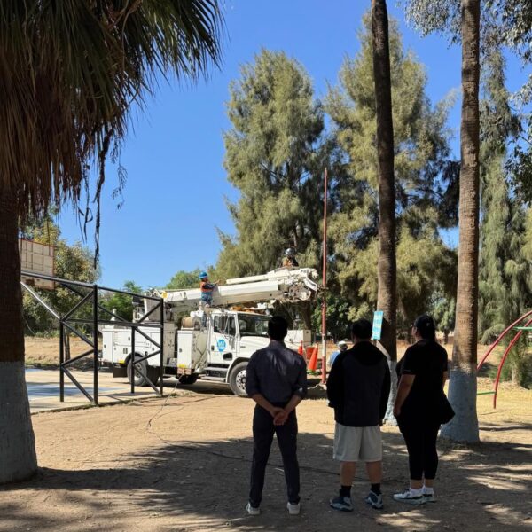 Instalan alumbrado público en el parque en el Cuauhtémoc